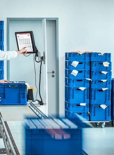 RFID Arbeitstisch zum Kommissionieren und Verpacken von Waren