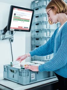 RFID Arbeitstisch zum Kommissionieren und Verpacken von Waren